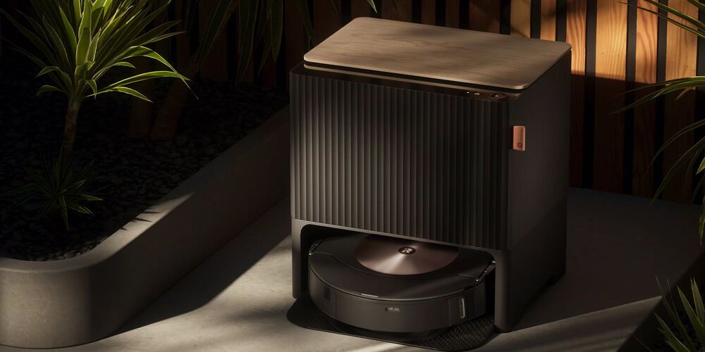 Roomba Combo&reg; j9 in dock