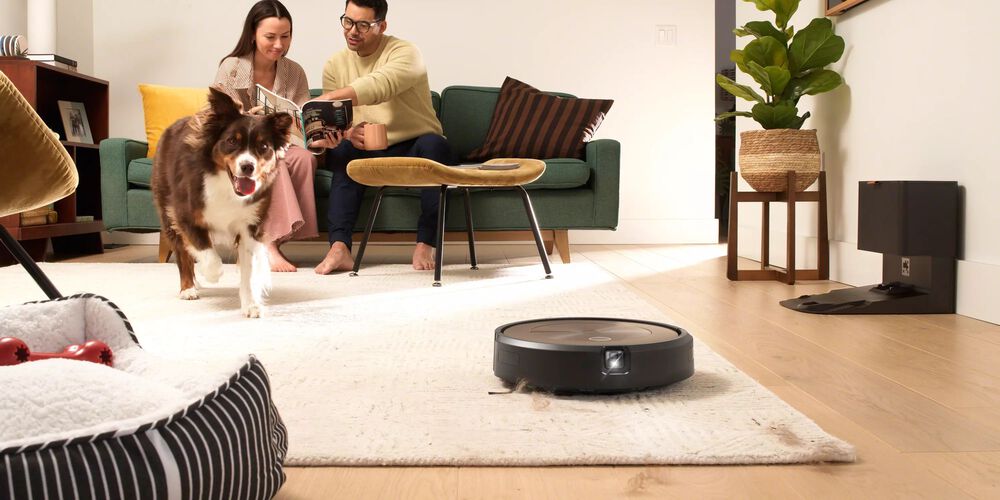 Roomba&reg; j9 cleaning carpets with pets
